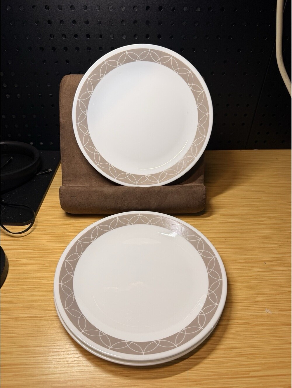 Corelle by Corning Sand Sketch 10 1/4” Dinner Plates Set of 4 Discontinued